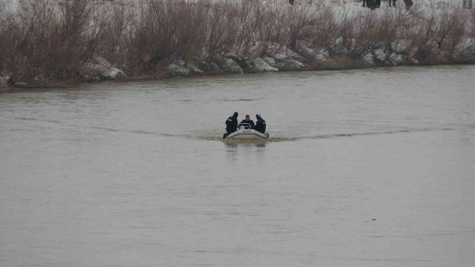 Muş’ta Karasu Nehri’ne Düşen Yağmur İçin Çalışmalara 5. Günde Ara Verildi