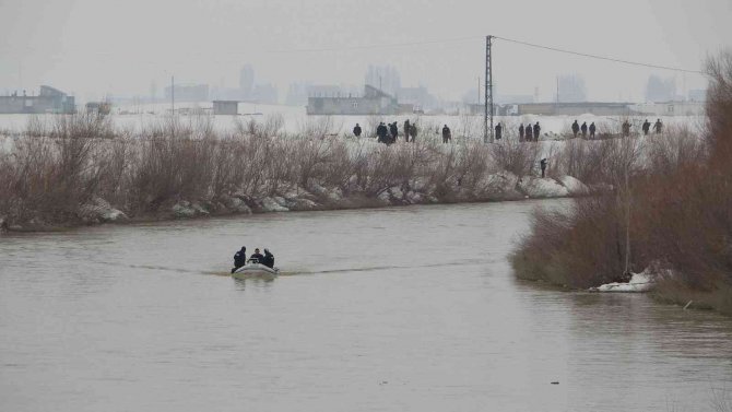 Muş’ta Karasu Nehri’ne Düşen Yağmur’u Arama Çalışmaları Sürüyor