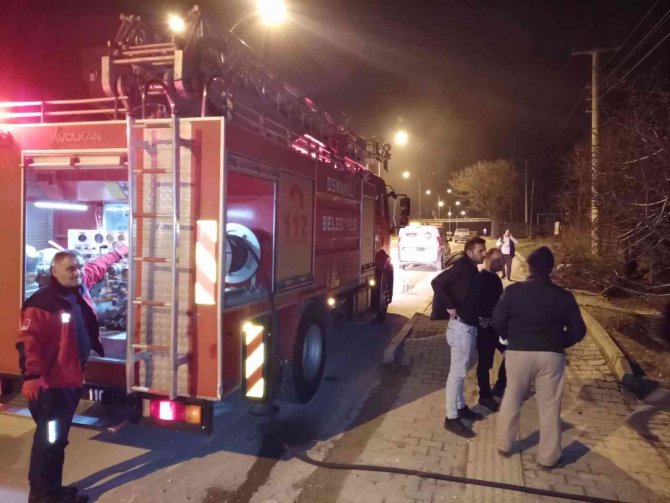 Osmaneli’de 2 Katlı Evde Yangın