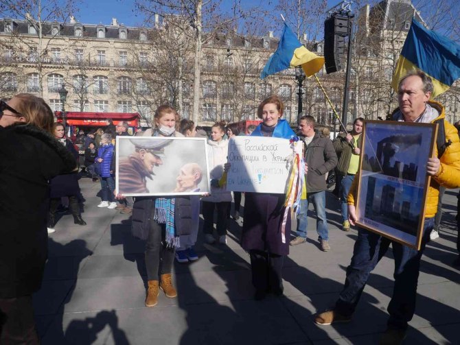 Paris’te, Ukrayna’ya Destek Gösterisi Düzenlendi