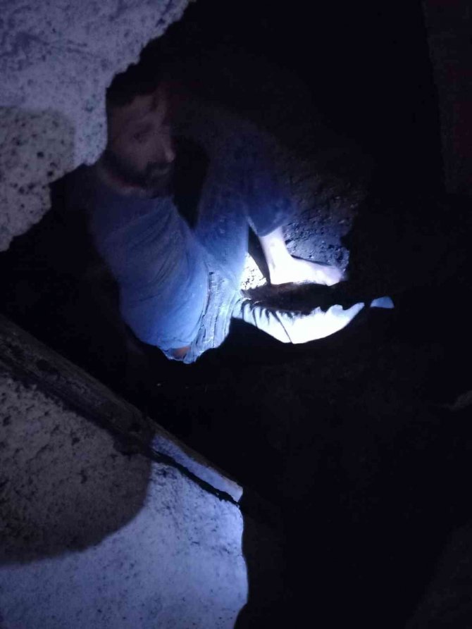43 Yıl Hapis Cezası Bulunan Şüpheli Evinin Altına Yaptığı Sığınakta Yakalandı