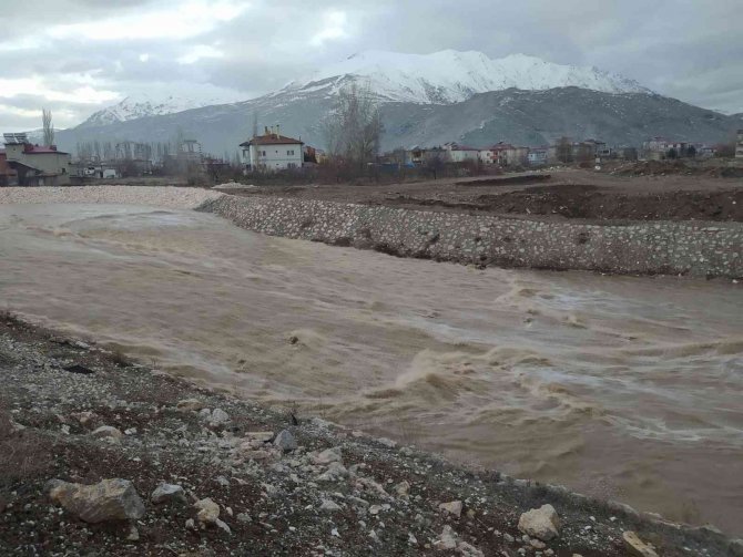 Eriyen Karlar Söğütlü Çayı’nı Coşturdu