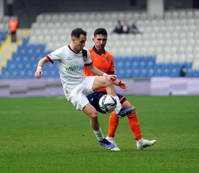 Spor Toto Süper Lig: Medipol Başakşehir: 1 - Fatih Karagümrük: 2 (İ̇lk Yarı)