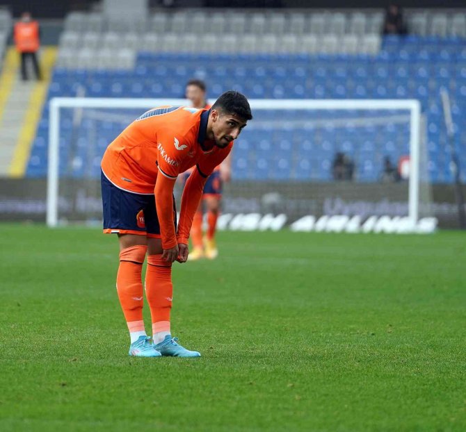 Spor Toto Süper Lig: Medipol Başakşehir: 1 - Fatih Karagümrük: 2 (İ̇lk Yarı)