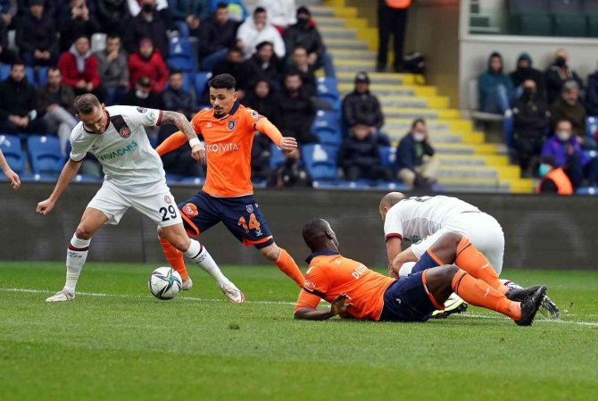 Spor Toto Süper Lig: Medipol Başakşehir: 1 - Fatih Karagümrük: 2 (İ̇lk Yarı)