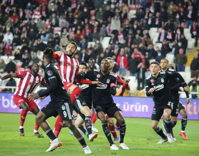 Spor Toto Süper Lig: Sivasspor: 1 - Beşiktaş: 2 (İ̇lk Yarı)