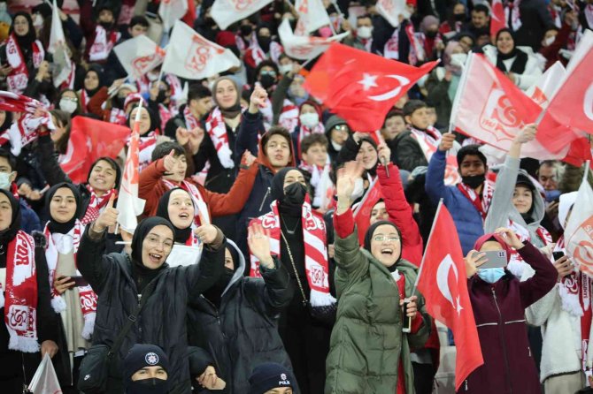 Spor Toto Süper Lig: Sivasspor: 0 - Beşiktaş: 1 (Maç Devam Ediyor)