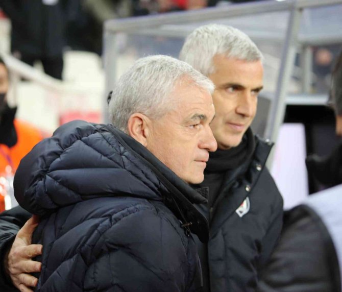 Spor Toto Süper Lig: Sivasspor: 0 - Beşiktaş: 1 (Maç Devam Ediyor)