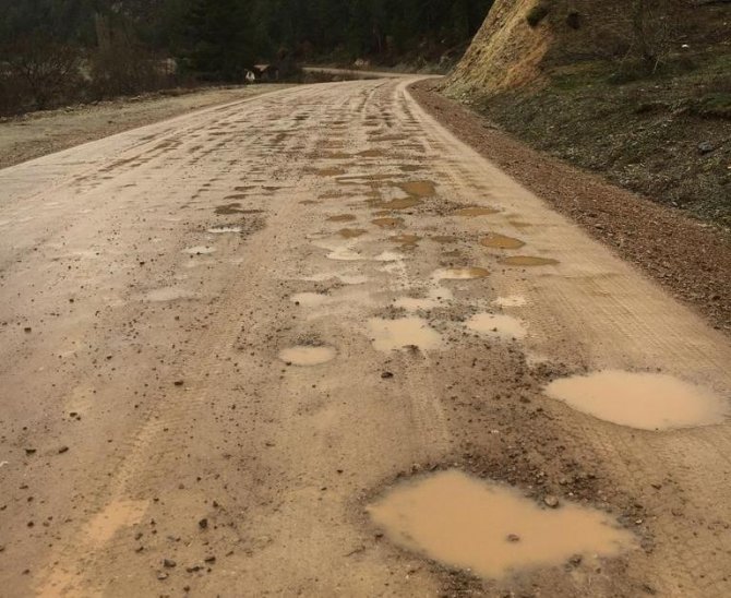 Tarihi Eğrigöz Kalesi’ne Giden Köy Yolu Köstebek Yuvasına Döndü