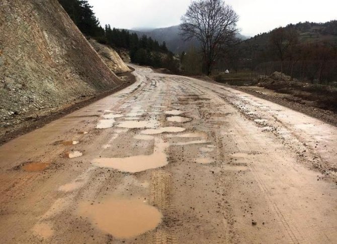 Tarihi Eğrigöz Kalesi’ne Giden Köy Yolu Köstebek Yuvasına Döndü