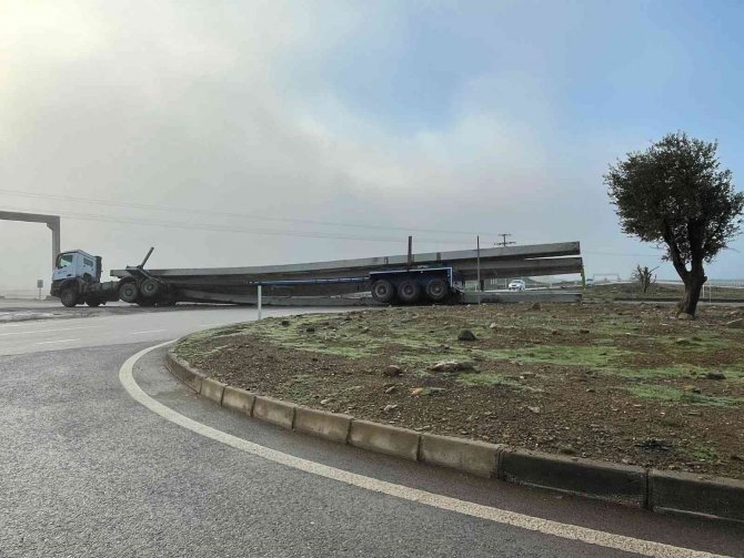 İ̇slahiye’de Beton Blok Yüklü Tır Devrildi