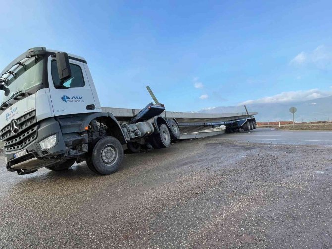 İ̇slahiye’de Beton Blok Yüklü Tır Devrildi