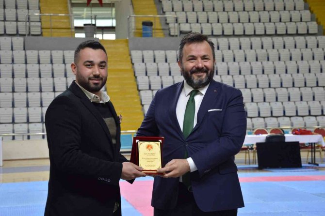 ‘Karate Hakem Eğitim Semineri Ve Terfi Sınavı’ Manisa’da Yapıldı