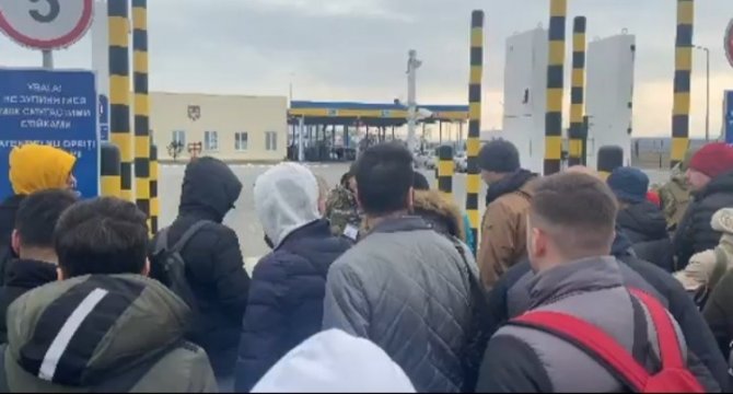 Ukrayna - Romanya Sınırında 20 Kilometrelik Kuyruk