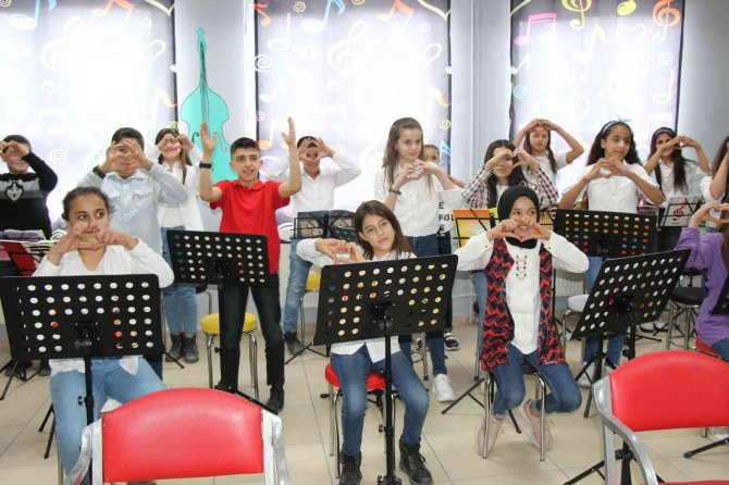 Ünlü Şarkıcı Kızının Doğum Günü Anısına Mardin’deki Bir Okula Müzik Atölyesi Yaptırdı