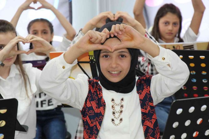 Ünlü Şarkıcı Kızının Doğum Günü Anısına Mardin’deki Bir Okula Müzik Atölyesi Yaptırdı