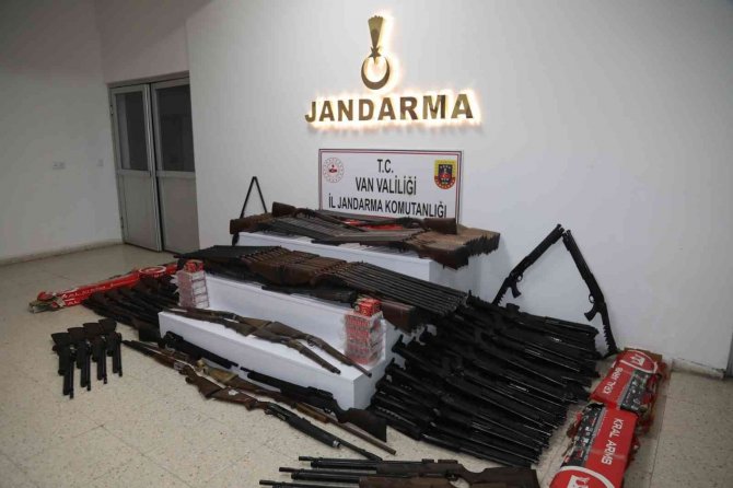 İ̇ran Sınırında Atların Sırtında 215 Adet Av Tüfeği Ele Geçirdi