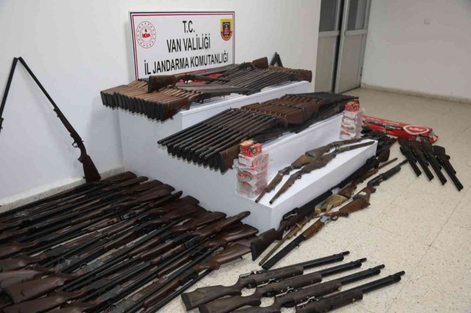 İ̇ran Sınırında Atların Sırtında 215 Adet Av Tüfeği Ele Geçirdi