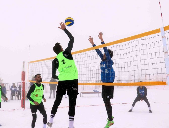 Kar Voleybolu Şampiyonası Sivas’ta Başladı