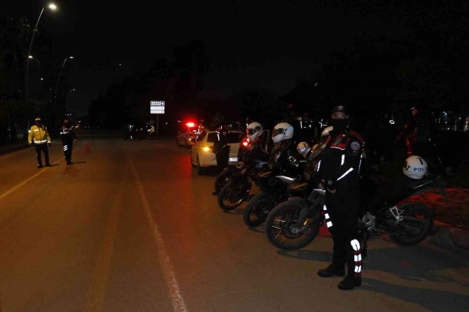 Adana’da “Huzur Ve Güven” Uygulaması: 43 Kişi Yakalandı, Çok Sayıda Ruhsatsız Silah Ele Geçirildi