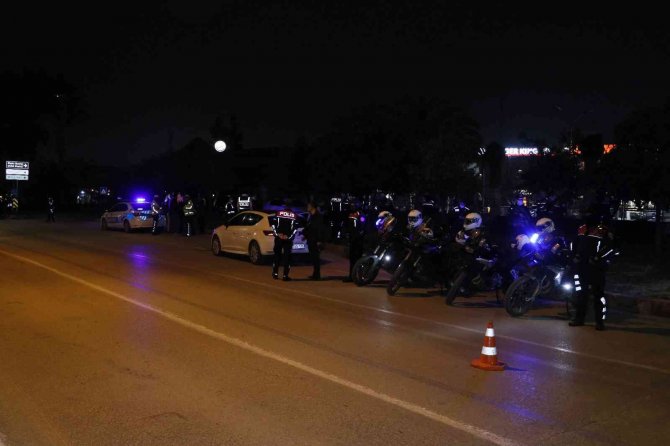 Adana’da “Huzur Ve Güven” Uygulaması: 43 Kişi Yakalandı, Çok Sayıda Ruhsatsız Silah Ele Geçirildi