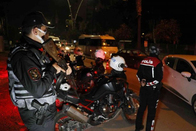 Adana’da “Huzur Ve Güven” Uygulaması: 43 Kişi Yakalandı, Çok Sayıda Ruhsatsız Silah Ele Geçirildi