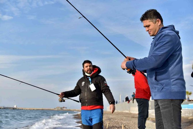 Mavi Bayraklı Ağapark’ta Oltalar Yarıştı