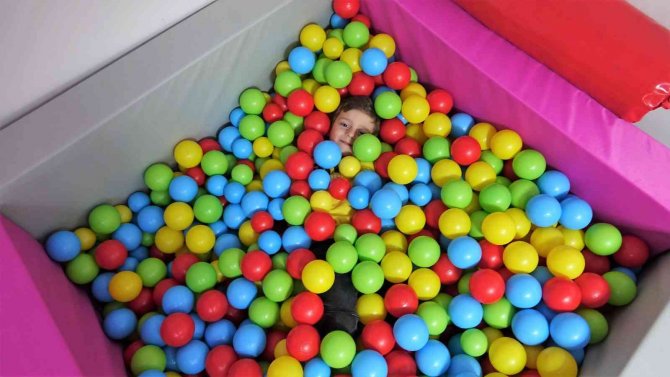 Oğlunun Özgürce Koşabilmesi İçin 2 Bin 500 Kilometre Yol Geldi