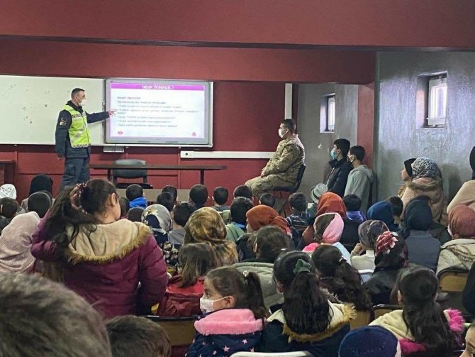 Jandarma 130 Öğrenciye Trafik Eğitimi Verdi