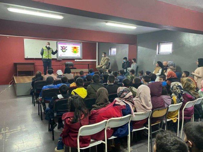Jandarma 130 Öğrenciye Trafik Eğitimi Verdi