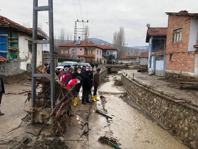 Sel Baskınının Yaşandığı Eşme Köyünde Çalışmalar Sürüyor
