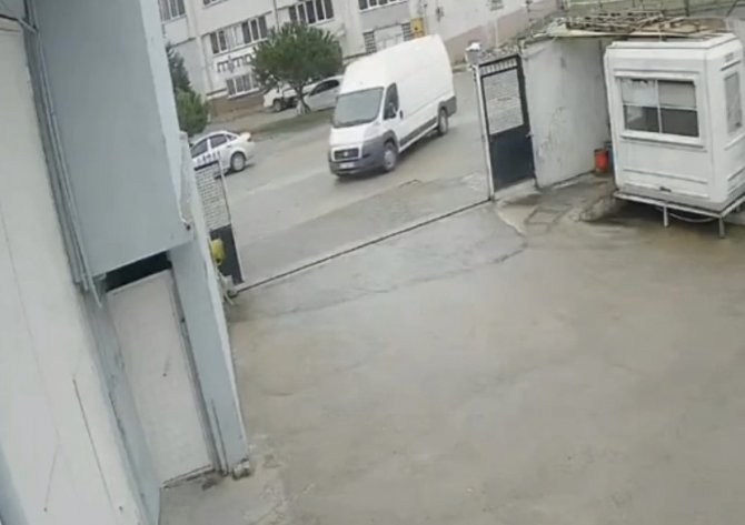 Bursa’da Panelvan Aracın El Frenini Çekmeyi Unuttu, Başka Bir Araca Çarparak Durabildi