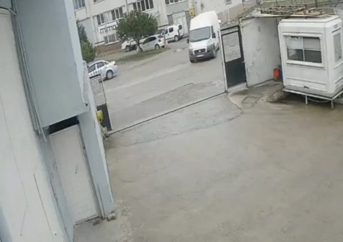 Bursa’da Panelvan Aracın El Frenini Çekmeyi Unuttu, Başka Bir Araca Çarparak Durabildi