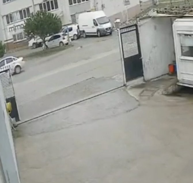 Bursa’da Panelvan Aracın El Frenini Çekmeyi Unuttu, Başka Bir Araca Çarparak Durabildi
