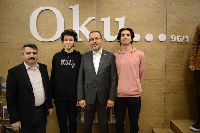 Bakan Kasapoğlu’ndan Uyumayan Kütüphaneye Tam Not