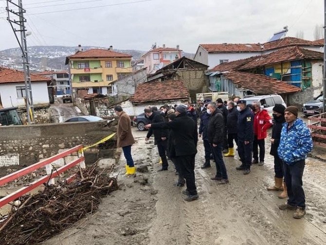 Sel Baskınının Yaşandığı Eşme Köyünde Çalışmalar Sürüyor