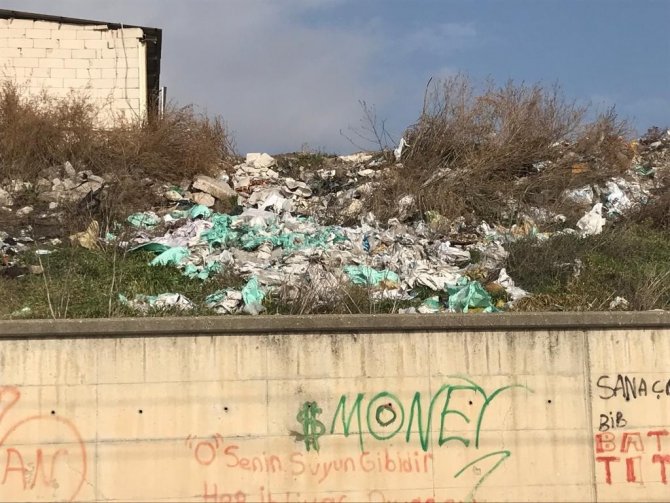 Yol Kenarına Duyarsızca Atılan Çöpler Kirliliğine Neden Oluyor