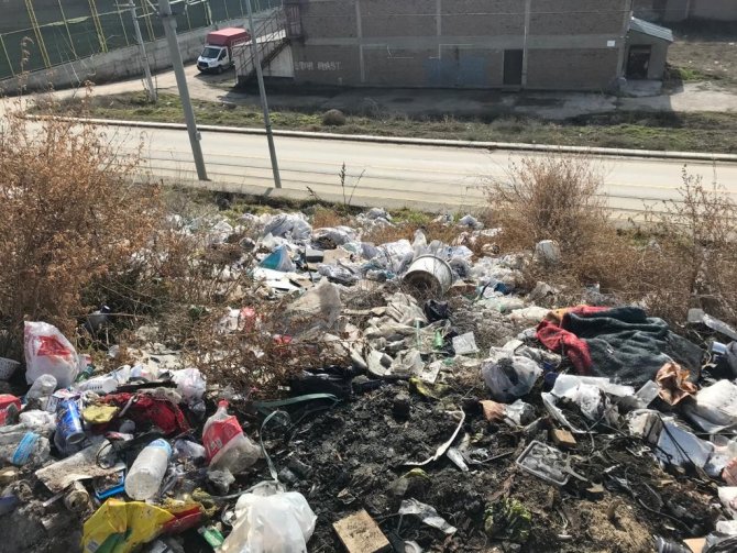 Yol Kenarına Duyarsızca Atılan Çöpler Kirliliğine Neden Oluyor