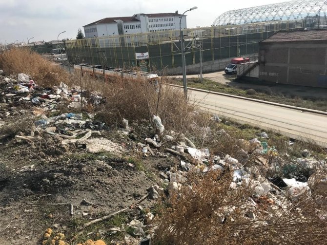Yol Kenarına Duyarsızca Atılan Çöpler Kirliliğine Neden Oluyor
