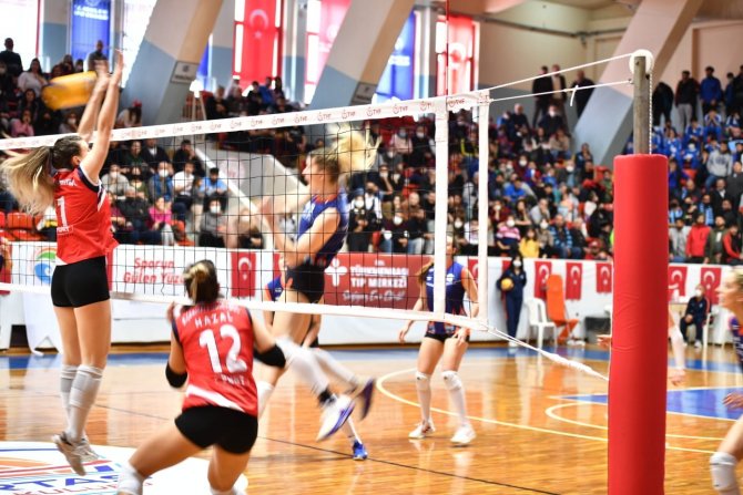 Kadınlar Voleybol 1. Ligi: Çukurova Belediyesi Sk: 3 - Büyükçekmece Voleybol Akademi: 0