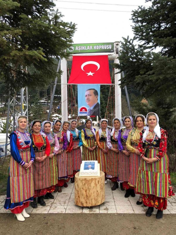 Yöresel Kıyafetlerini Giyip Kliple Cumhurbaşkanı Erdoğan’ın Doğum Gününü Kutladılar