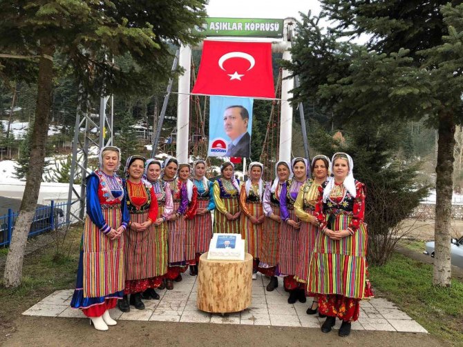 Yöresel Kıyafetlerini Giyip Kliple Cumhurbaşkanı Erdoğan’ın Doğum Gününü Kutladılar