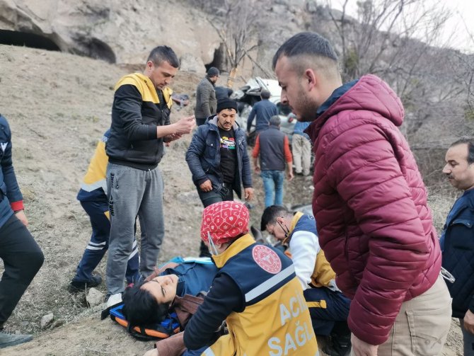 20 Metre Yükseklikten Uçuruma Yuvarlanan Otomobilde Can Pazarı