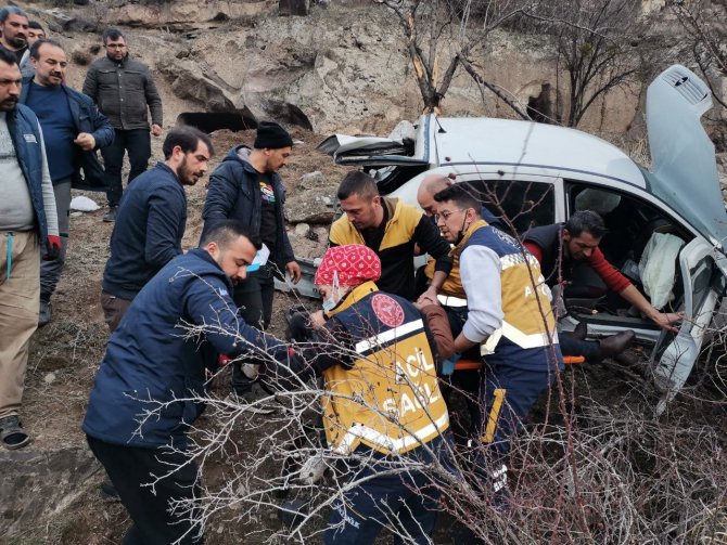 20 Metre Yükseklikten Uçuruma Yuvarlanan Otomobilde Can Pazarı