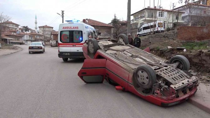 Bahçe Duvarına Çarpan Otomobil Ters Devrildi: 2 Yaralı
