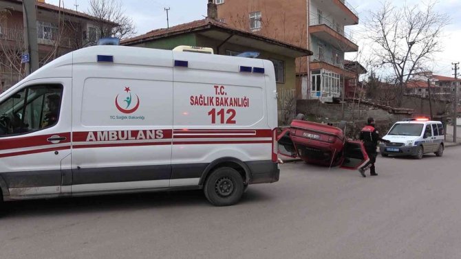 Bahçe Duvarına Çarpan Otomobil Ters Devrildi: 2 Yaralı