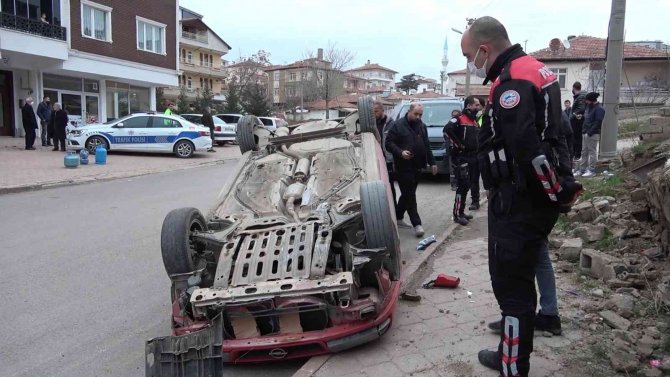 Bahçe Duvarına Çarpan Otomobil Ters Devrildi: 2 Yaralı