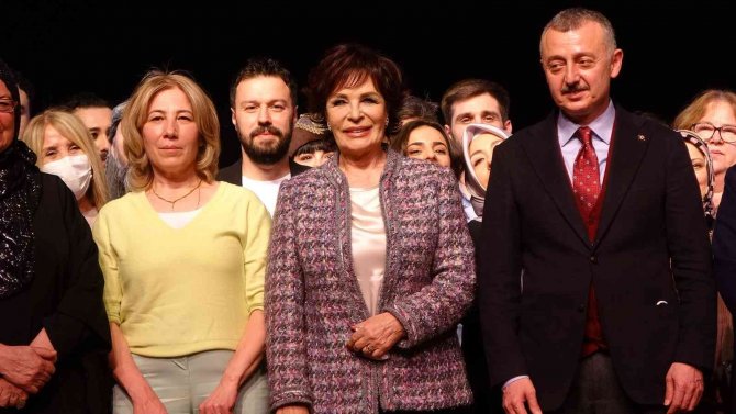 İ̇skender Pala Yazdı, Hülya Koçyiğit Hayran Kaldi