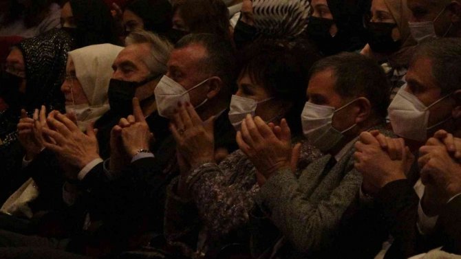 İ̇skender Pala Yazdı, Hülya Koçyiğit Hayran Kaldi