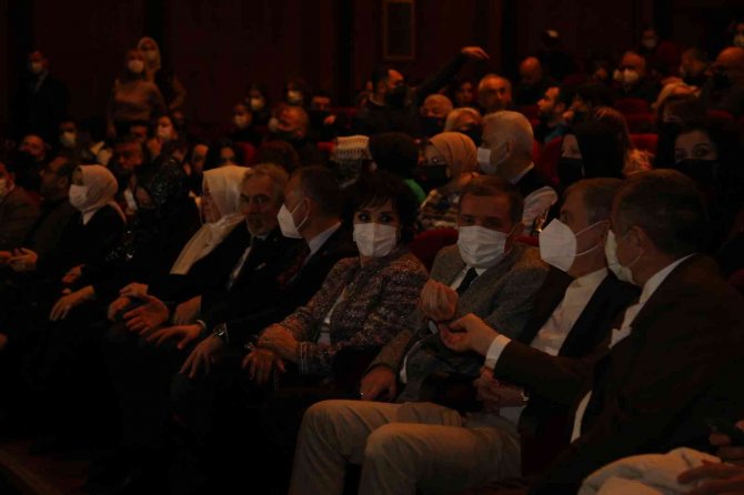 İ̇skender Pala Yazdı, Hülya Koçyiğit Hayran Kaldi